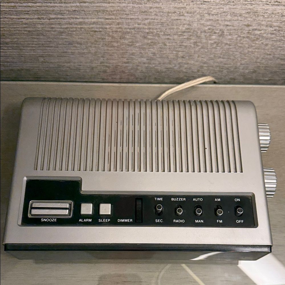 SCARCE RARE Telefunken EC 1000 Gray Clock Radio - Picture 3 of 6